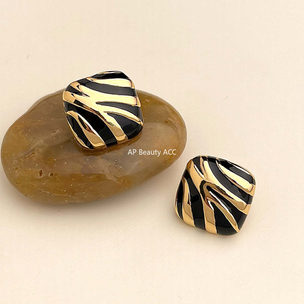 C관 - 블랙 골드 지브라 패턴 사각형 은침 귀걸이 [5493] 25.02-1