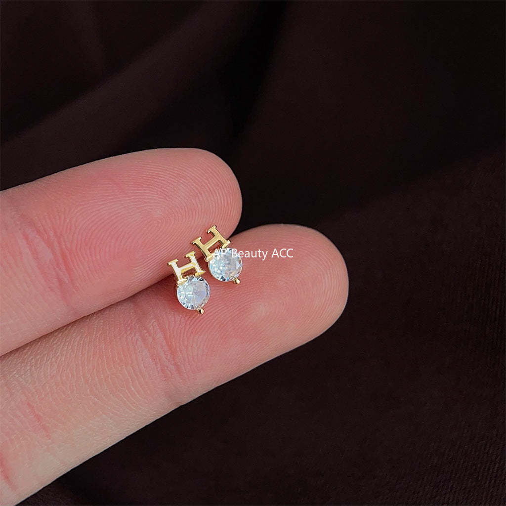 C관 - 미니 하트 문자 큐빅 14K 도금 은침 귀걸이 [3782] 24.04-3