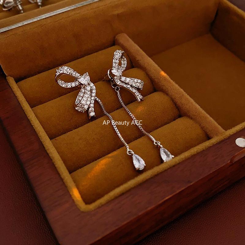 C관 - 실버 큐빅 리본 태슬 디자인 유니크 엘레강스 귀걸이 [E18935] 24.03-1