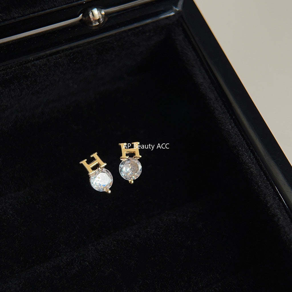 C관 - 미니 하트 문자 큐빅 14K 도금 은침 귀걸이 [3782] 24.04-3