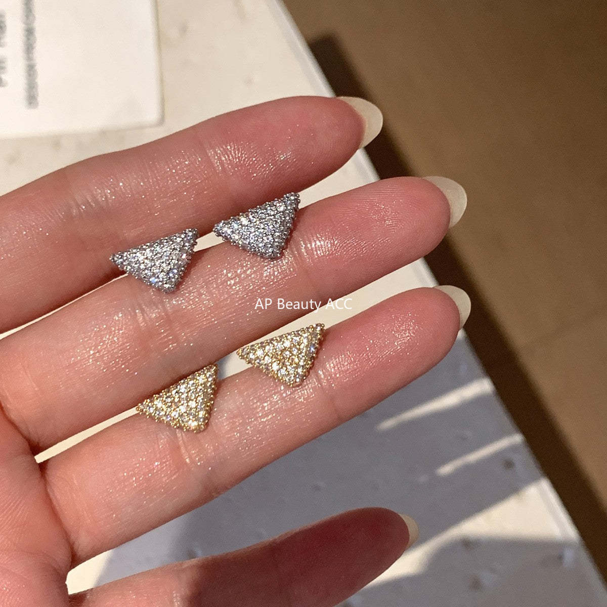 A관 - 입체 삼각형 모양 풀큐빅 스터드 귀걸이 [EH-4321] 25.12-3