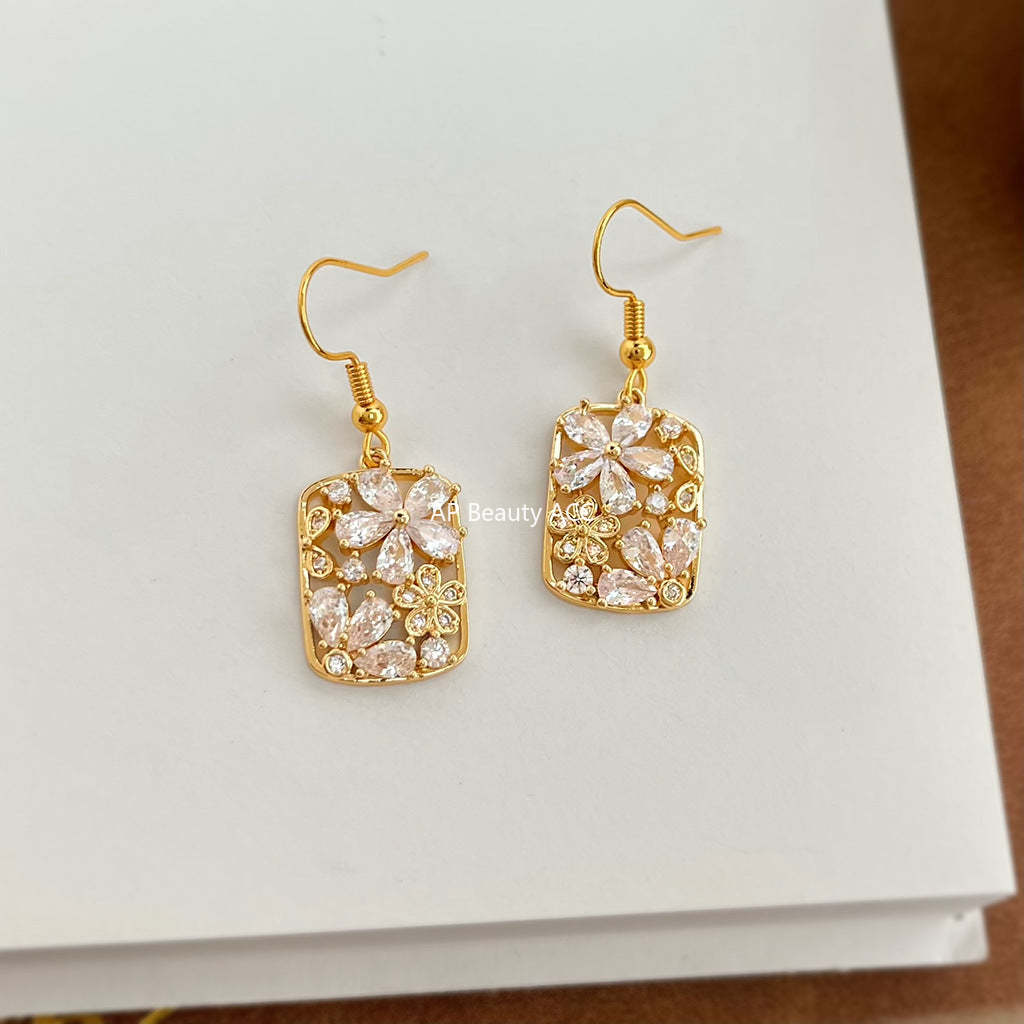 C관 - 스퀘어 큐빅 플라워 디자인 후크 귀걸이 [7054] 25.11-3