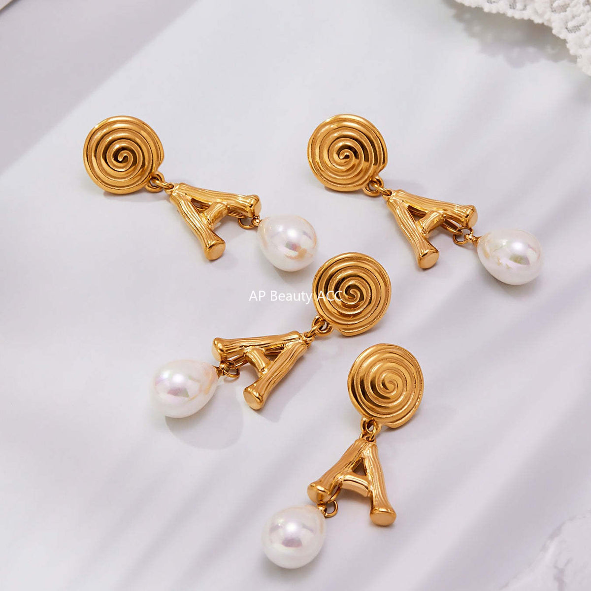 D관 - 스테인리스 18K 도금 나선형 A 이니셜 진주 귀걸이 [F1435] 25.10-5