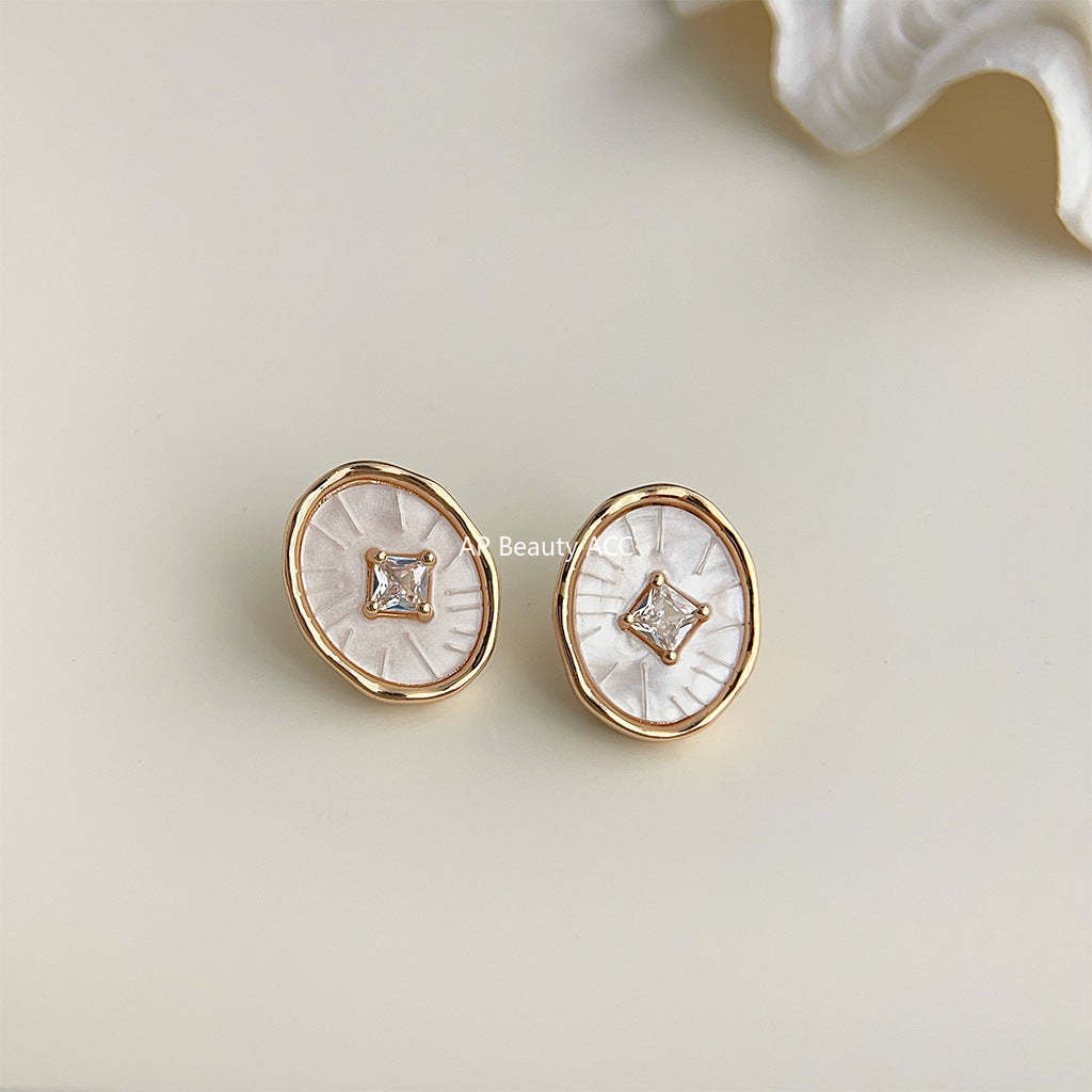 C관 - 타원형 큐빅 디테일 14K 도금 귀걸이 [4233] 24.06-2