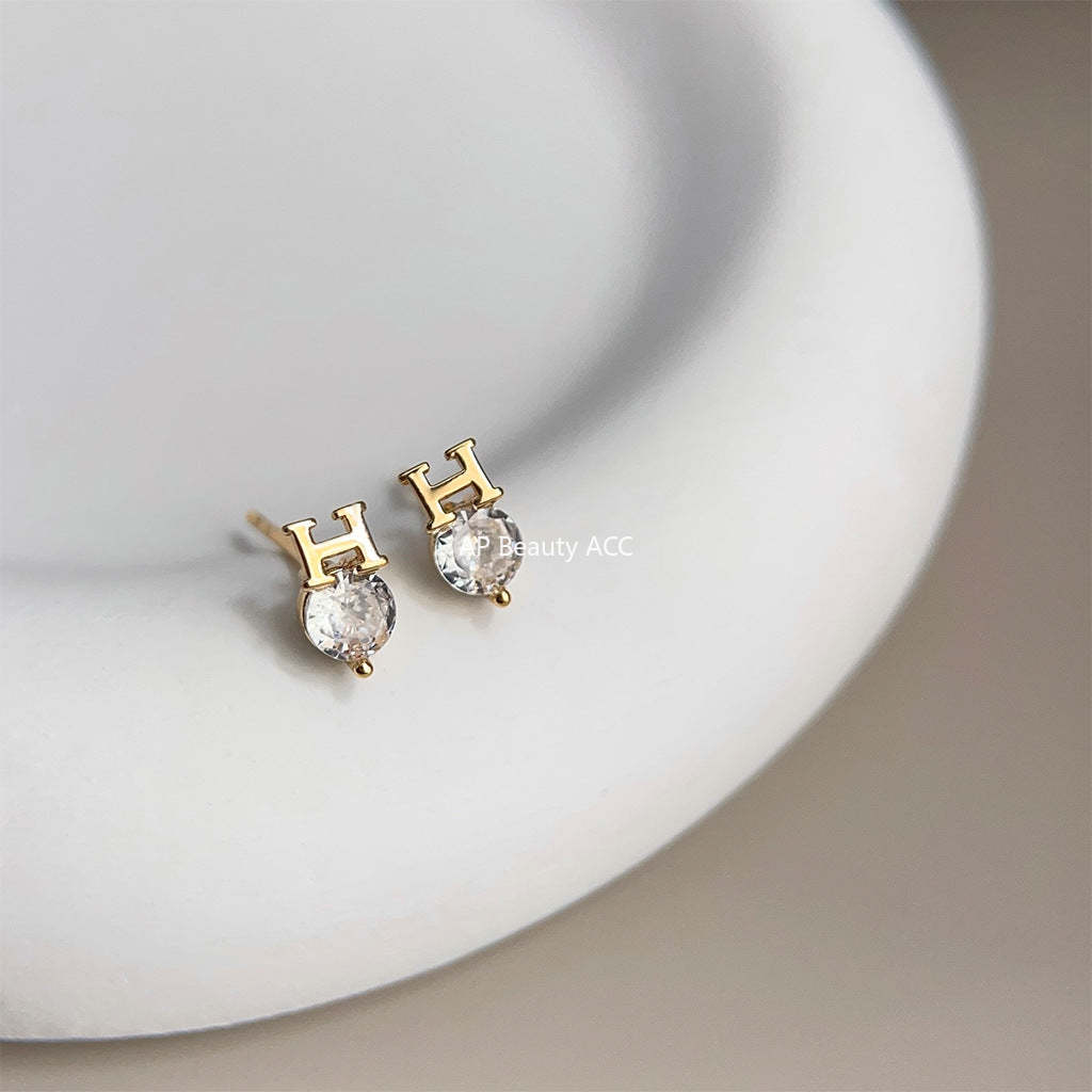 C관 - 미니 하트 문자 큐빅 14K 도금 은침 귀걸이 [3782] 24.04-3