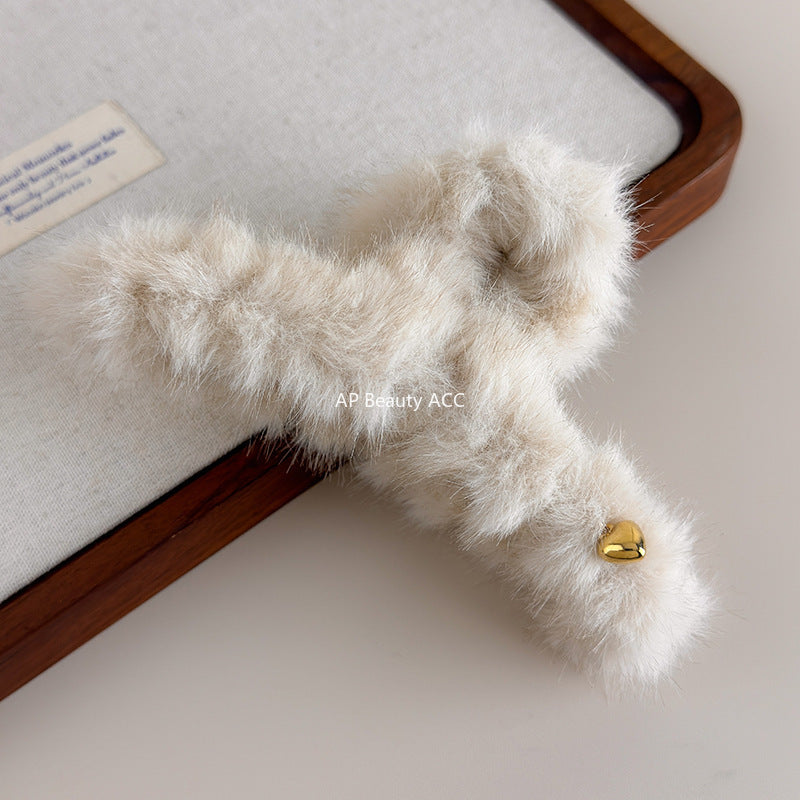 E관 - 퍼 소재 하트 포인트 집게핀 [26278] 25.11-2