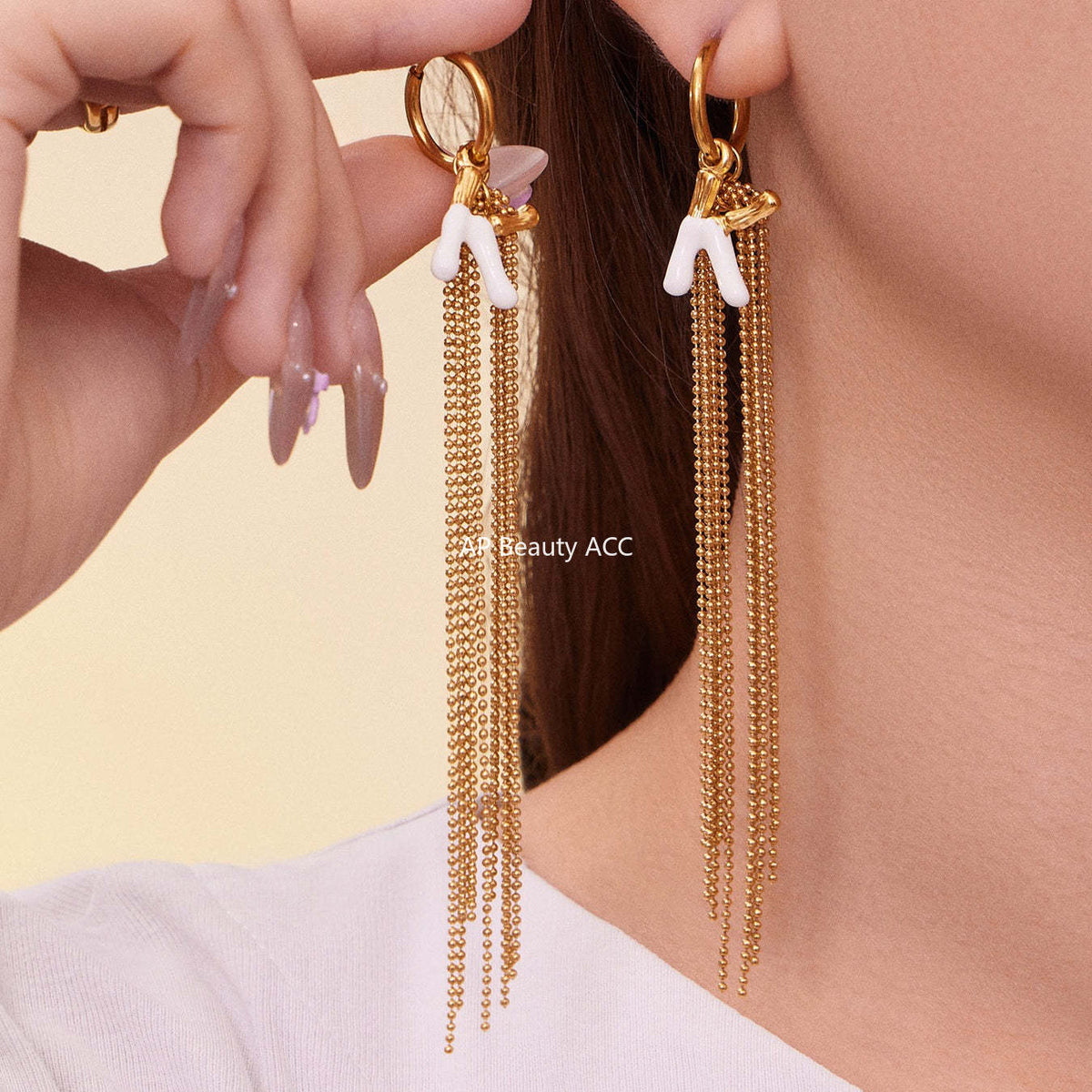 D관 - 스테인리스 18K 도금 K 이니셜 술장식 귀걸이 [F116] 25.10-5