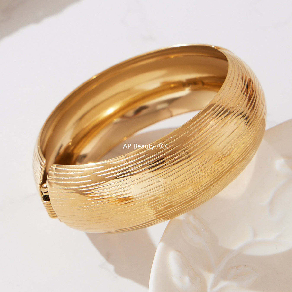 D관 - 스테인리스 18K 도금 패턴 볼드 오픈형 팔찌 [Z499] 25.10-5