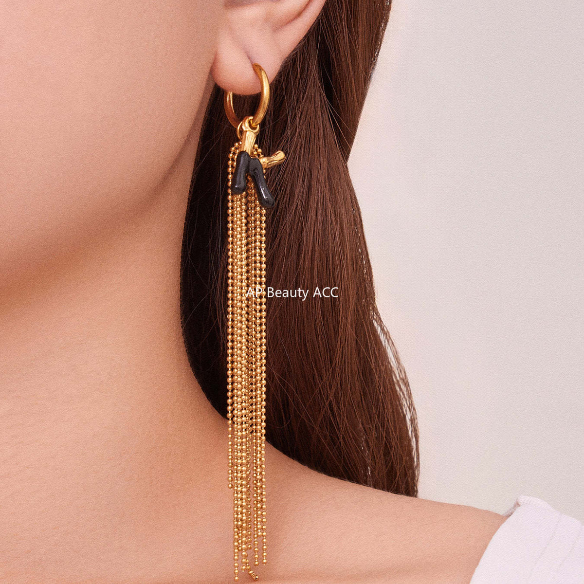 D관 - 스테인리스 18K 도금 K 이니셜 술장식 귀걸이 [F116] 25.10-5