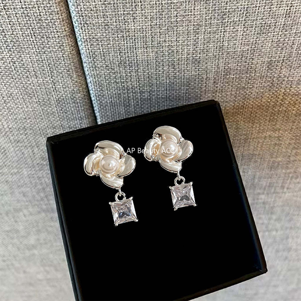 C관 - 글라스 진주 큐빅 꽃 모티프 심플 귀걸이 [4444] 24.07-3