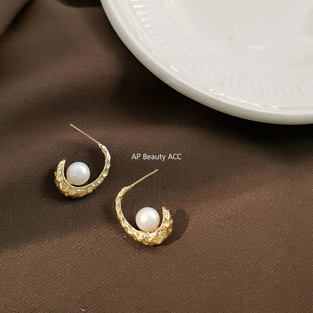 C관 - 프렌치 레트로 진주 C자형 텍스처드 메탈 디자인 고급스러운 귀걸이 [C-528] 24.01-2