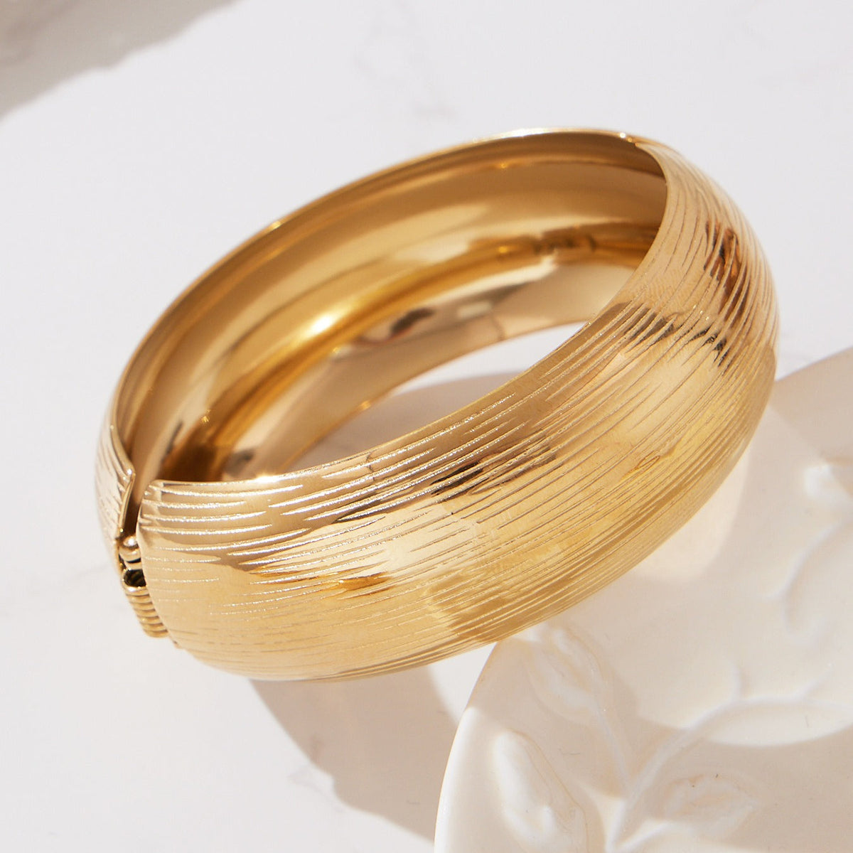 D관 - 스테인리스 18K 도금 패턴 볼드 오픈형 팔찌 [Z499] 25.10-5