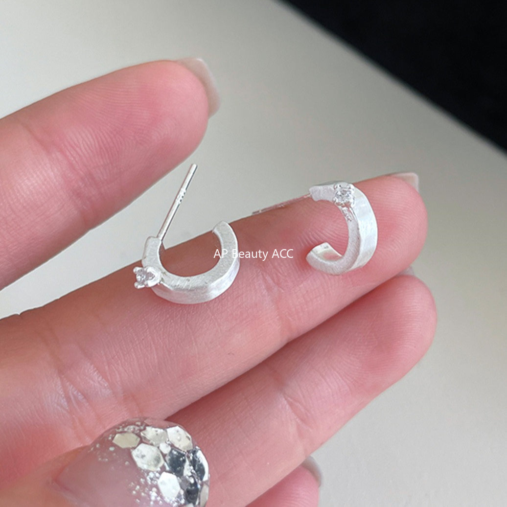 A관 - 925 은침 샌딩 큐빅 C형 스터드 귀걸이 [EH-4025] 25.10-1