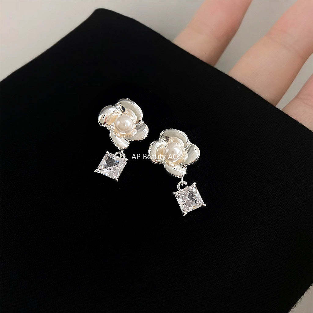 C관 - 글라스 진주 큐빅 꽃 모티프 심플 귀걸이 [4444] 24.07-3