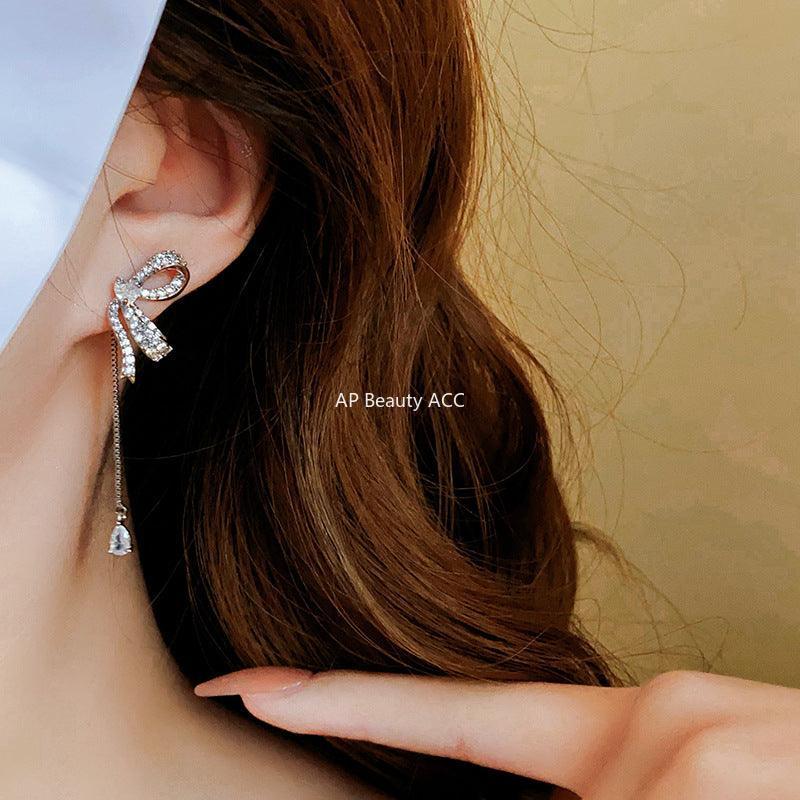 C관 - 실버 큐빅 리본 태슬 디자인 유니크 엘레강스 귀걸이 [E18935] 24.03-1