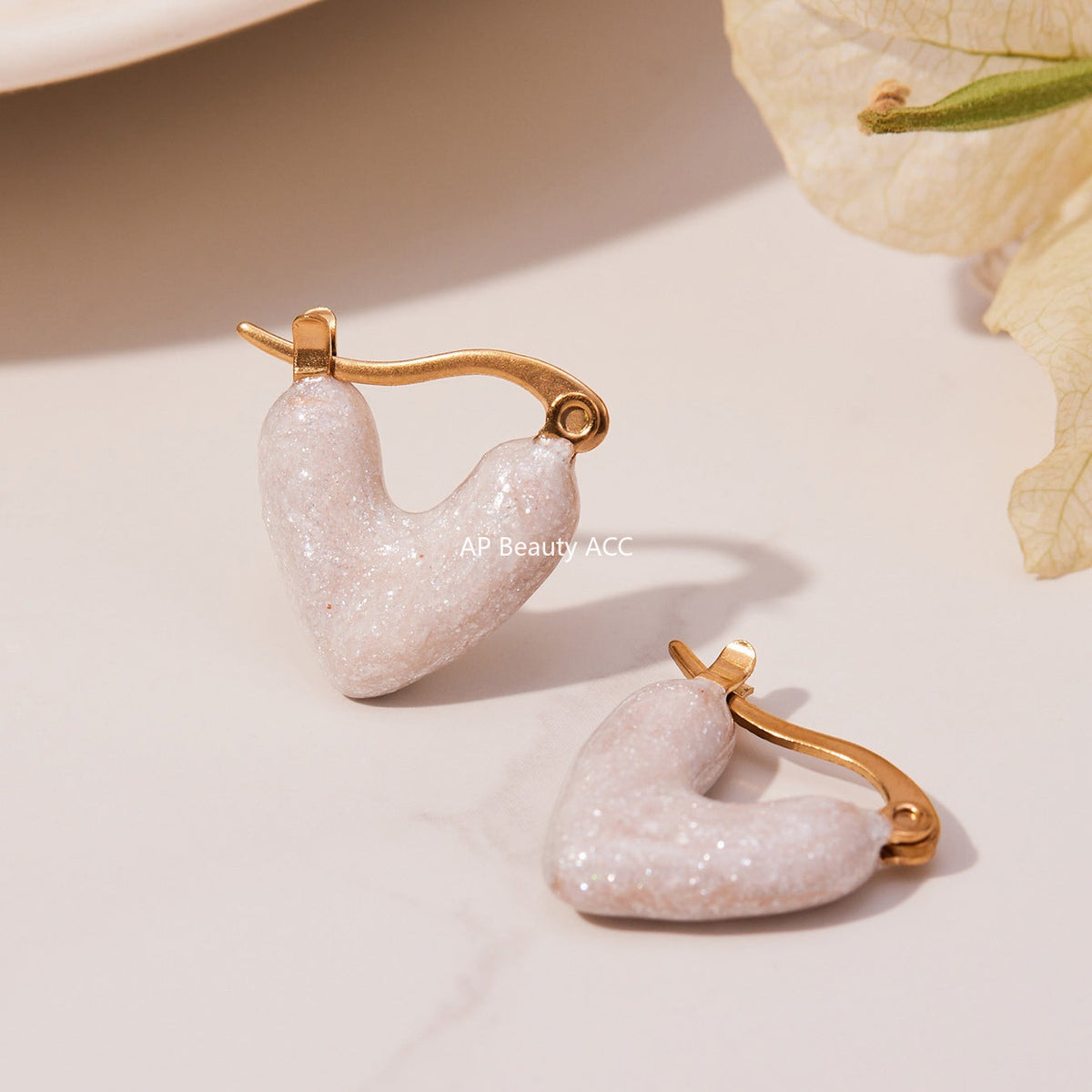 D관 - 티타늄 스틸 언밸런스 하트 18K 도금 귀걸이 [F924] 25.11-2