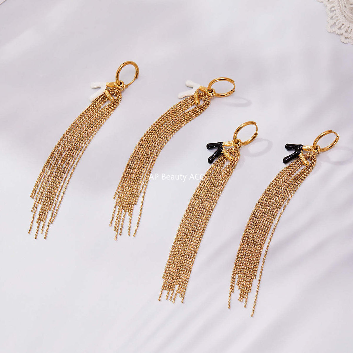 D관 - 스테인리스 18K 도금 K 이니셜 술장식 귀걸이 [F116] 25.10-5