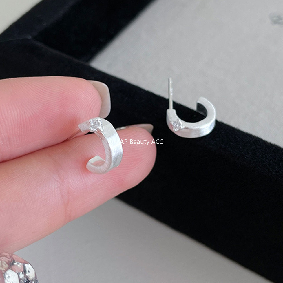 A관 - 925 은침 샌딩 큐빅 C형 스터드 귀걸이 [EH-4025] 25.10-1