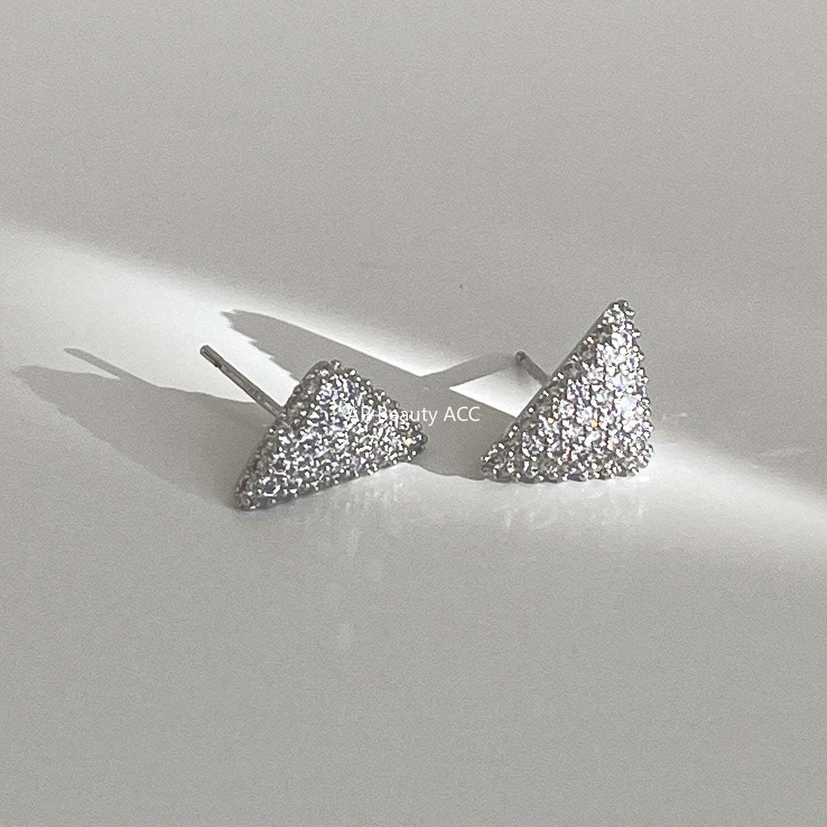 A관 - 입체 삼각형 모양 풀큐빅 스터드 귀걸이 [EH-4321] 25.12-3