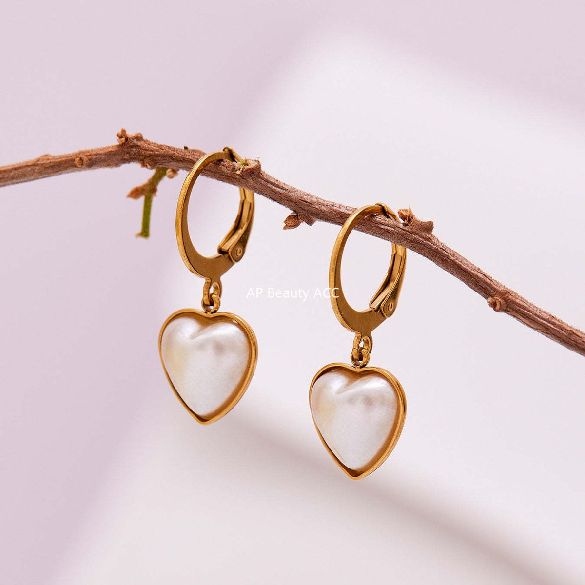 D관 - 스테인리스 18K 도금 자개진주 하트 귀걸이 [F017] 25.10-5
