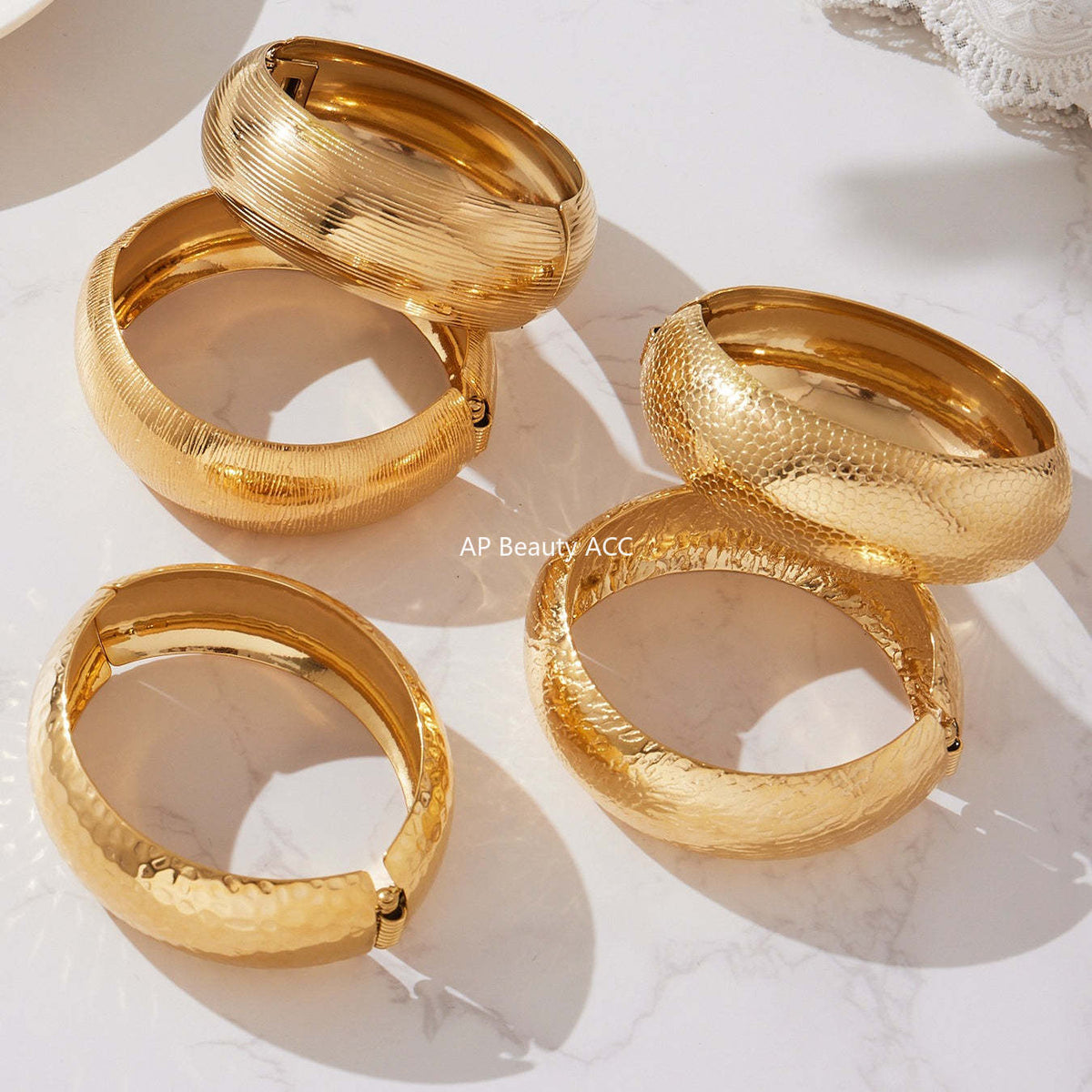 D관 - 스테인리스 18K 도금 패턴 볼드 오픈형 팔찌 [Z499] 25.10-5