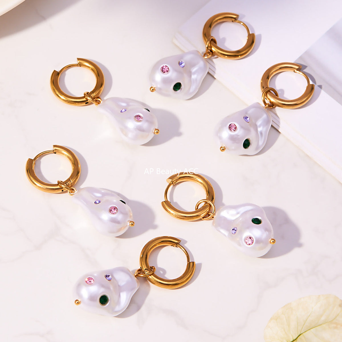 D관 - 스테인리스 18K 도금 진주 컬러 큐빅 귀걸이 [F810] 25.11-1