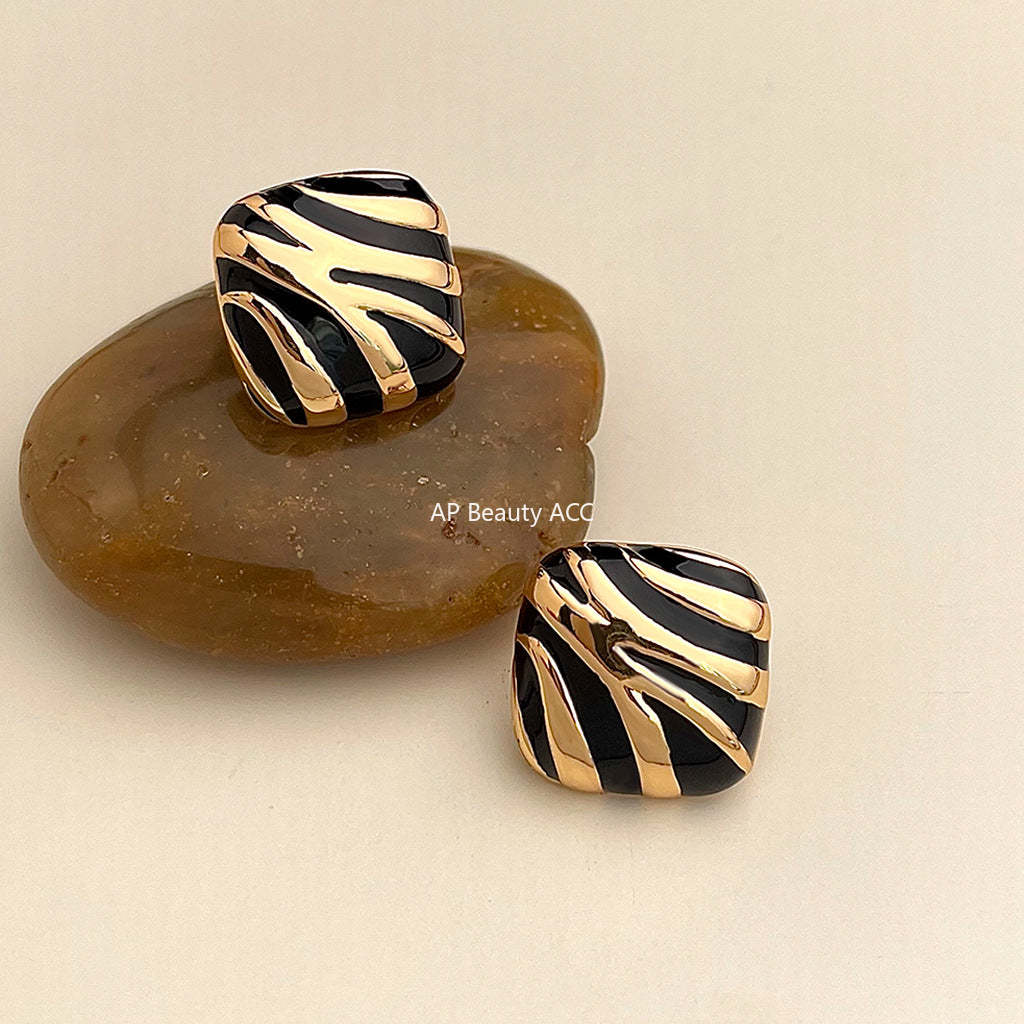 C관 - 블랙 골드 지브라 패턴 사각형 은침 귀걸이 [5493] 25.02-1