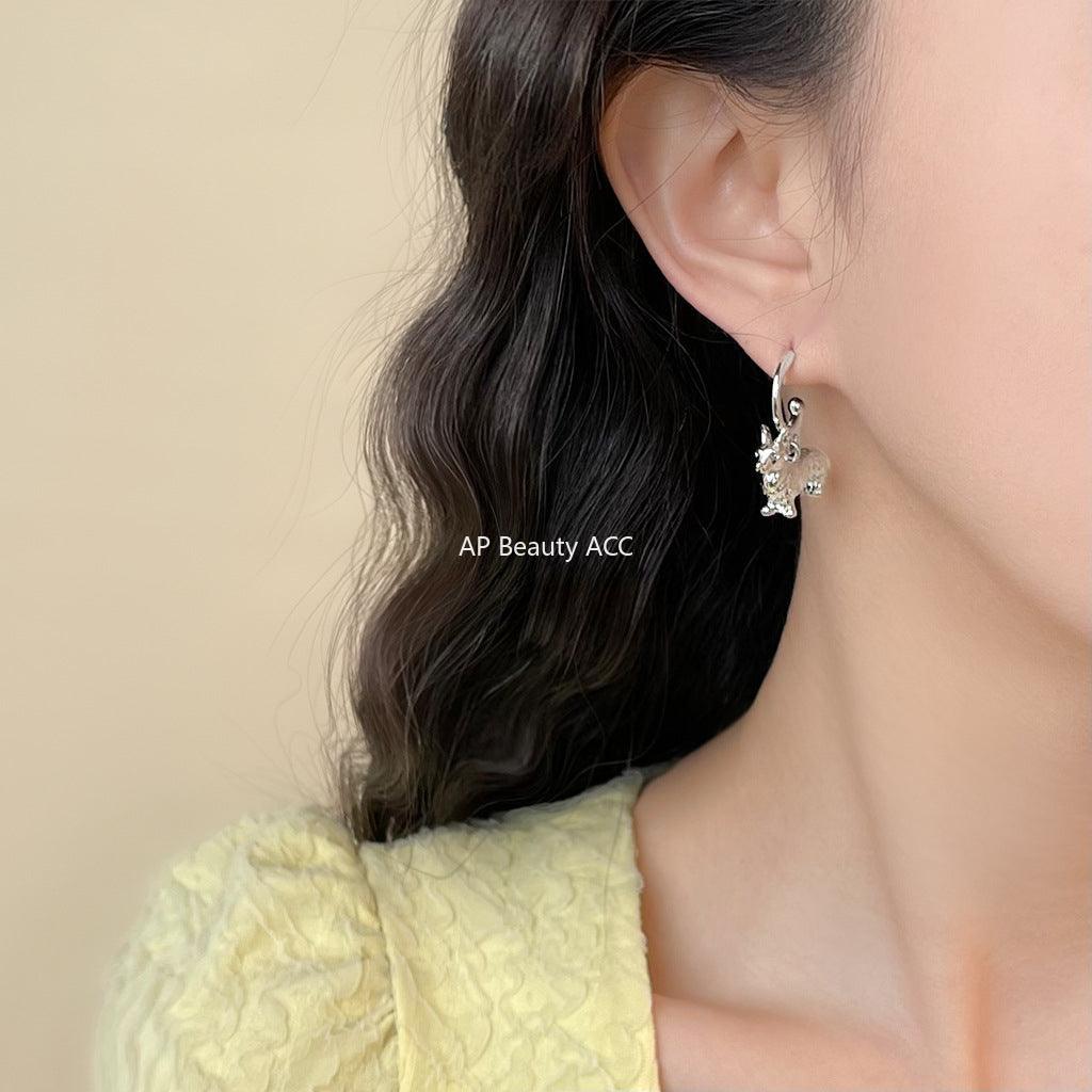 C관 - 강아지 닥스훈트 백금 도금 은침 귀걸이 [5842] 25.04-2