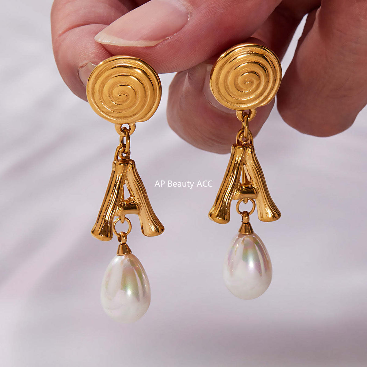 D관 - 스테인리스 18K 도금 나선형 A 이니셜 진주 귀걸이 [F1435] 25.10-5