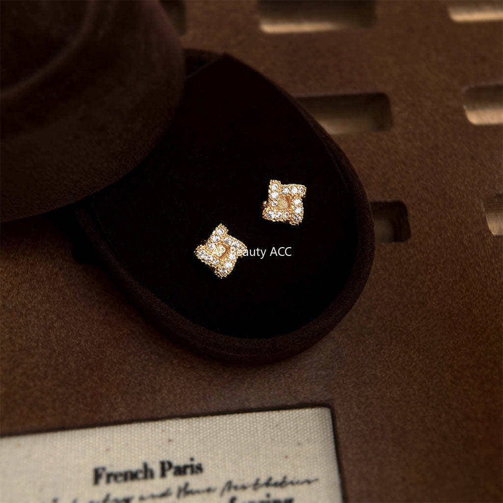 C관 - 큐빅 14K 도금 트위스트 디자인 은침 귀걸이 [5681] 25.03-3