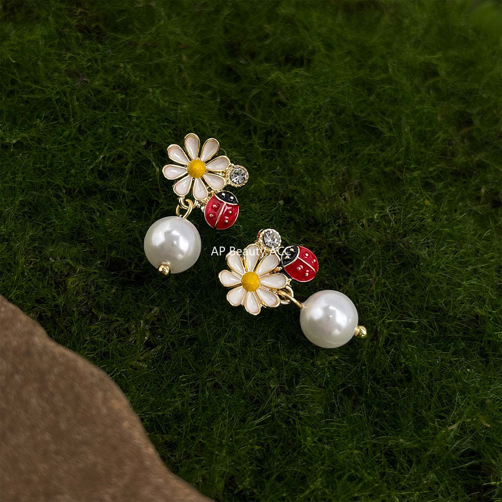 C관 - 14K 도금 은침 무당벌레 데이지 진주 귀걸이 [5591] 25.02-3