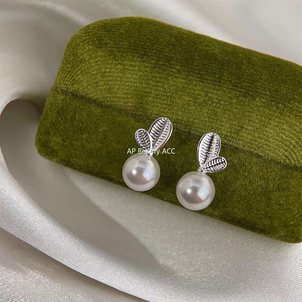 C관 - 디자인 감각이 돋보이는 작은 잎사귀 은침 귀걸이 [3640] 24.03-4