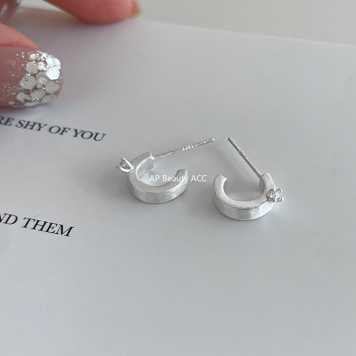 A관 - 925 은침 샌딩 큐빅 C형 스터드 귀걸이 [EH-4025] 25.10-1