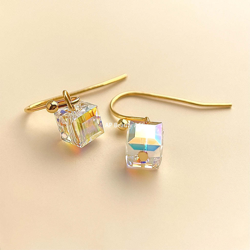 C관 - 스와로브스키 크리스탈 사각형 큐브 후크형 귀걸이 [5555] 25.02-2