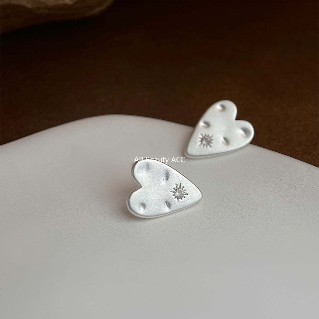 C관 - 무광 실버톤 하트 디자인 925 은침 귀걸이 [5580] 25.03-1