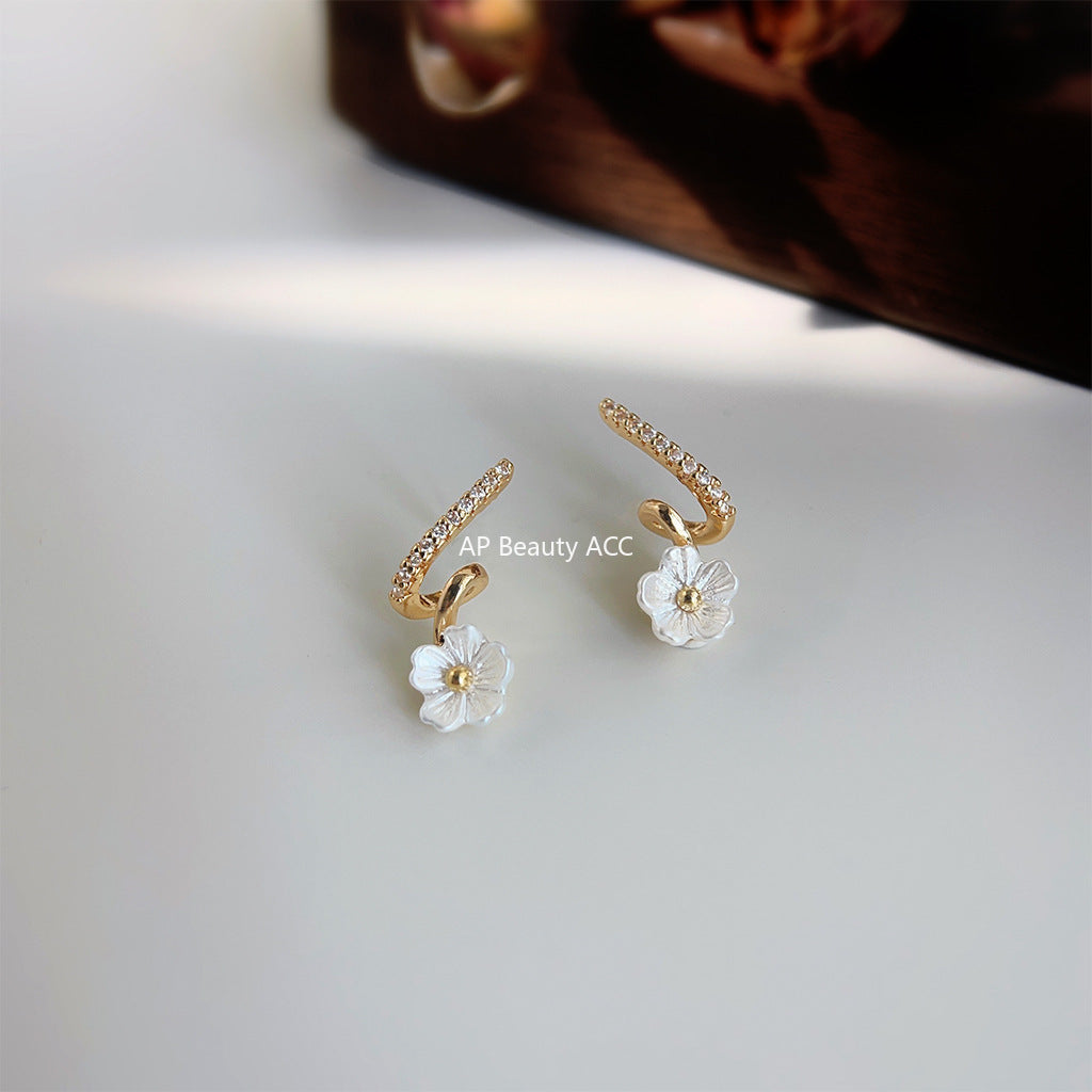 C관 - 14K 도금 미니 큐빅 플라워 꼬임 라인 디자인 귀걸이 [4274] 25.04-1