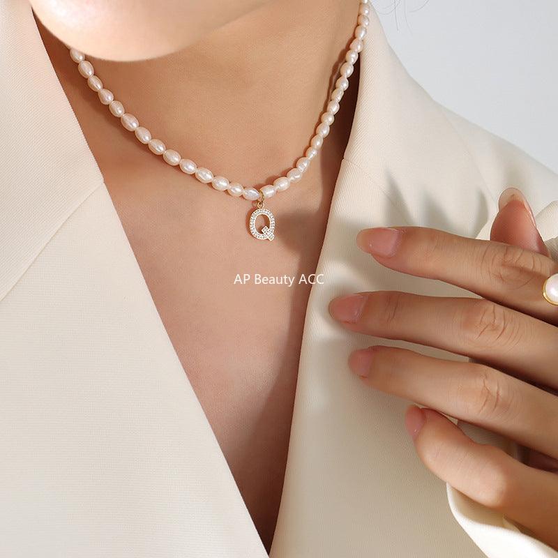 D관 - 담수진주 알파벳 큐빅 펜던트 티타늄 스틸 18K 도금 목걸이 [P1301] 24.01-2