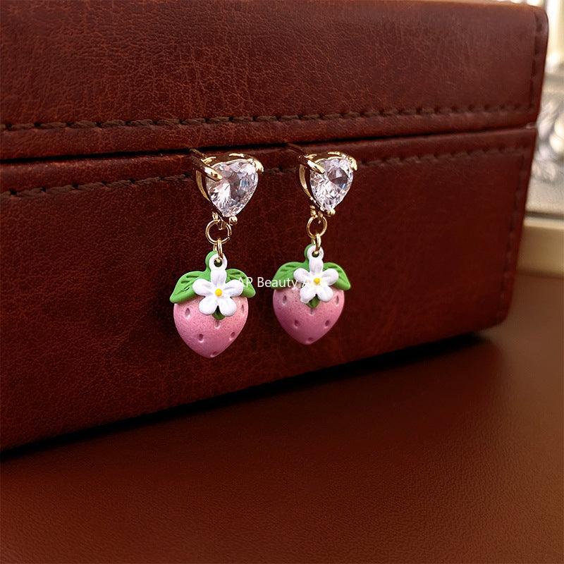 C관 - 18K 도금 은침 큐빅 하트 디자인 스트로베리 엘레강스 귀걸이 [E14123] 24.03-2