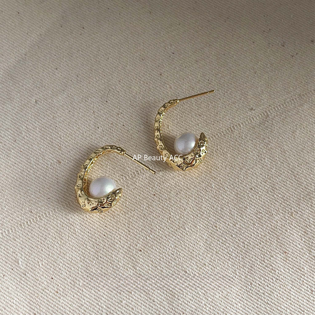 C관 - 프렌치 레트로 진주 C자형 텍스처드 메탈 디자인 고급스러운 귀걸이 [C-528] 24.01-2