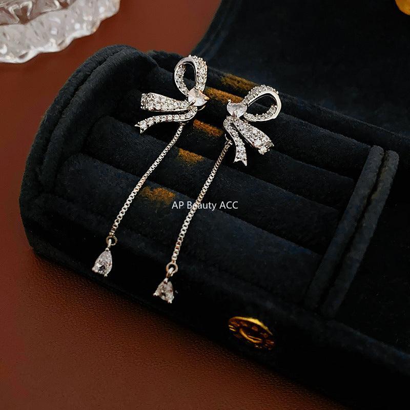 C관 - 실버 큐빅 리본 태슬 디자인 유니크 엘레강스 귀걸이 [E18935] 24.03-1
