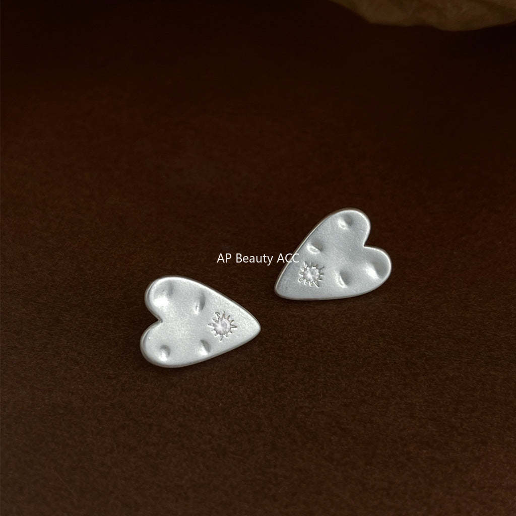 C관 - 무광 실버톤 하트 디자인 925 은침 귀걸이 [5580] 25.03-1