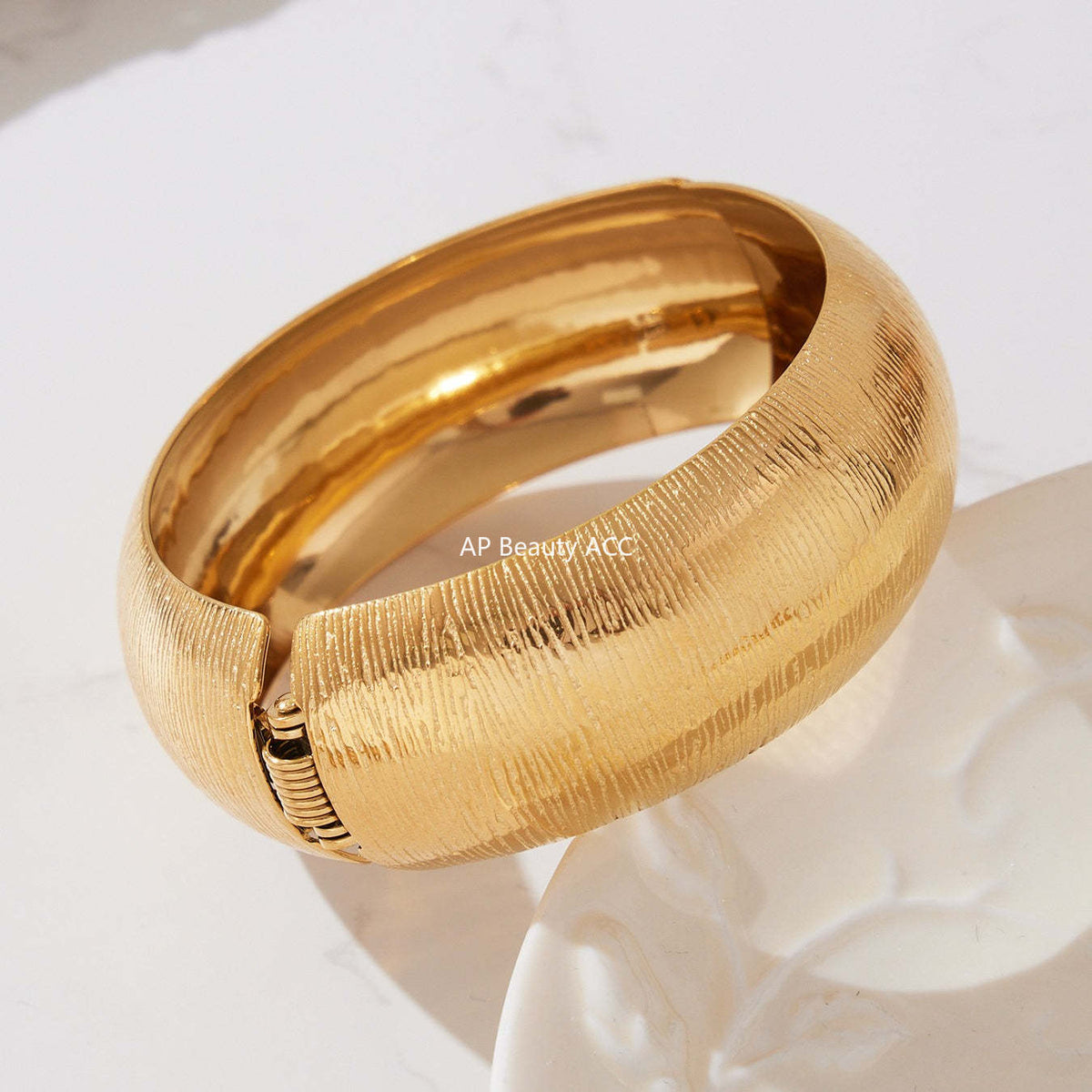 D관 - 스테인리스 18K 도금 패턴 볼드 오픈형 팔찌 [Z499] 25.10-5