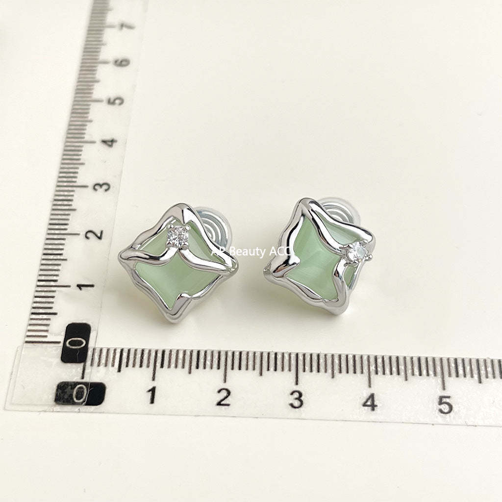 C관 - 18K 도금 에나멜 플라워 이어커프 귀걸이 [EJ0301S] 25.03-1