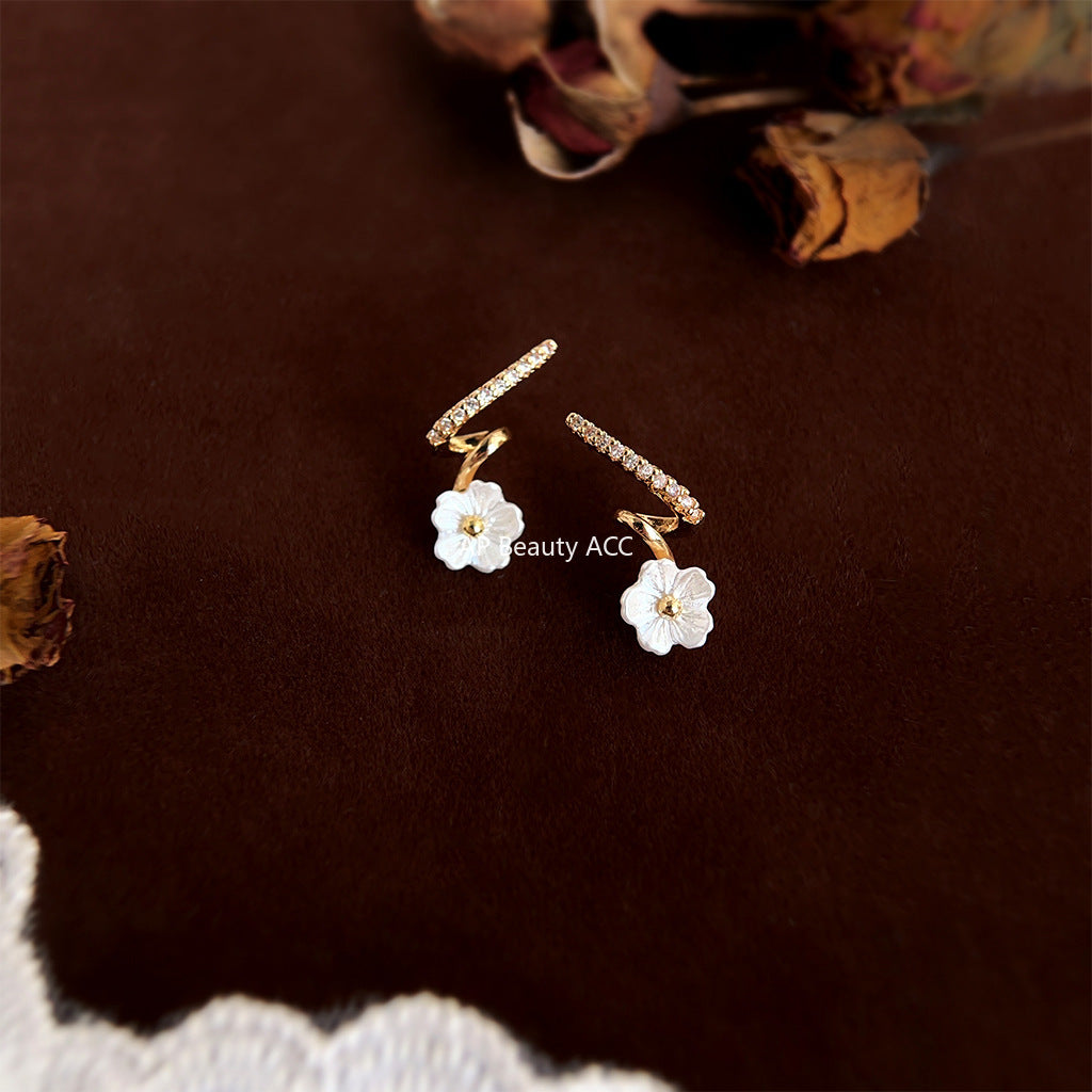 C관 - 14K 도금 미니 큐빅 플라워 꼬임 라인 디자인 귀걸이 [4274] 25.04-1