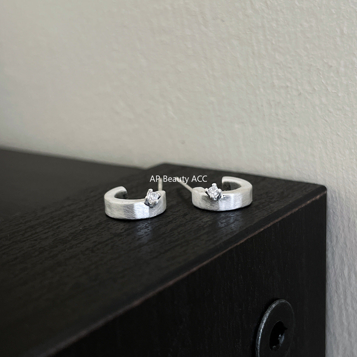 A관 - 925 은침 샌딩 큐빅 C형 스터드 귀걸이 [EH-4025] 25.10-1