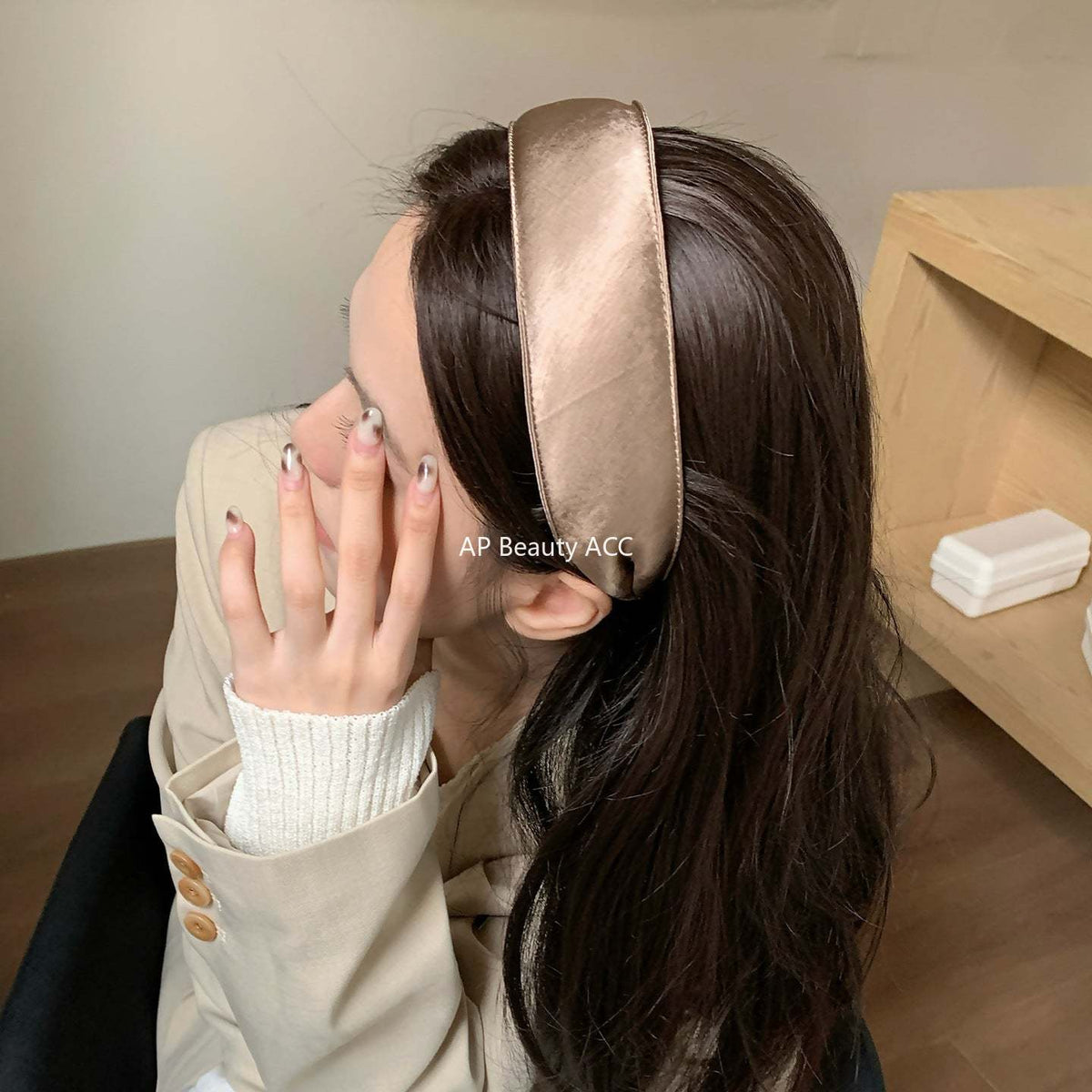 E관 - 새틴 패브릭 와이드 머리띠 [27515] 25.09-4