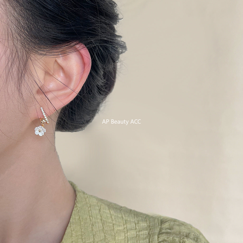 C관 - 14K 도금 미니 큐빅 플라워 꼬임 라인 디자인 귀걸이 [4274] 25.04-1