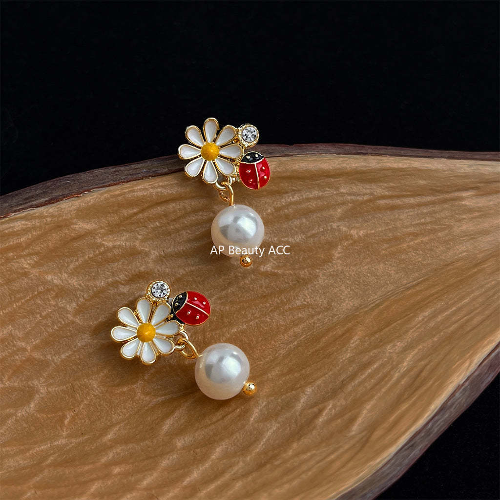 C관 - 14K 도금 은침 무당벌레 데이지 진주 귀걸이 [5591] 25.02-3