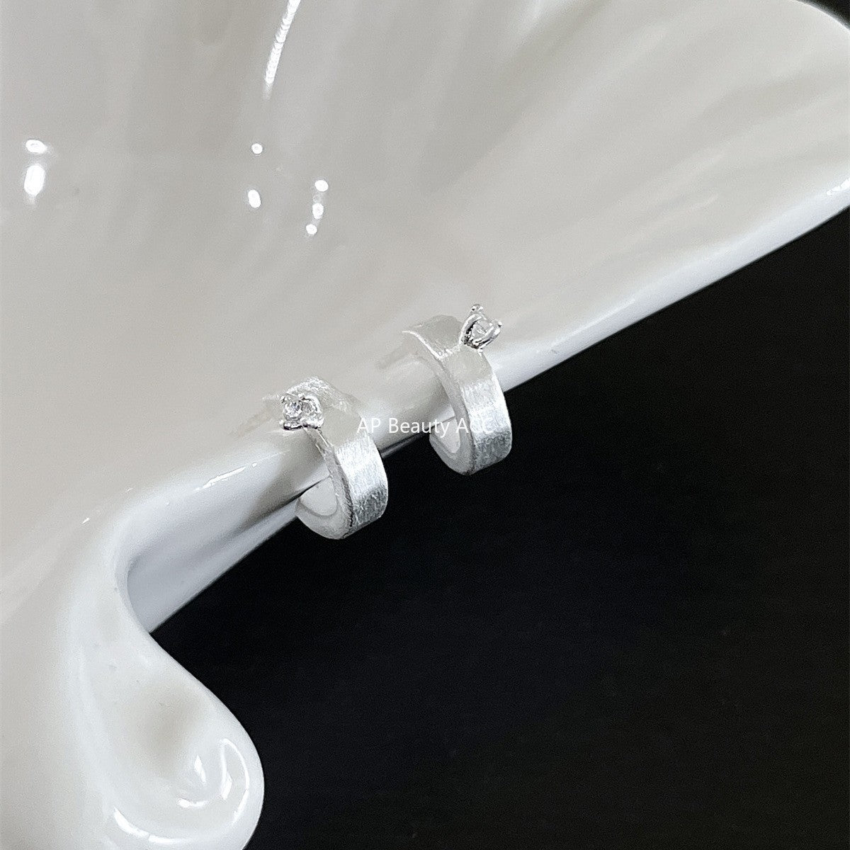 A관 - 925 은침 샌딩 큐빅 C형 스터드 귀걸이 [EH-4025] 25.10-1