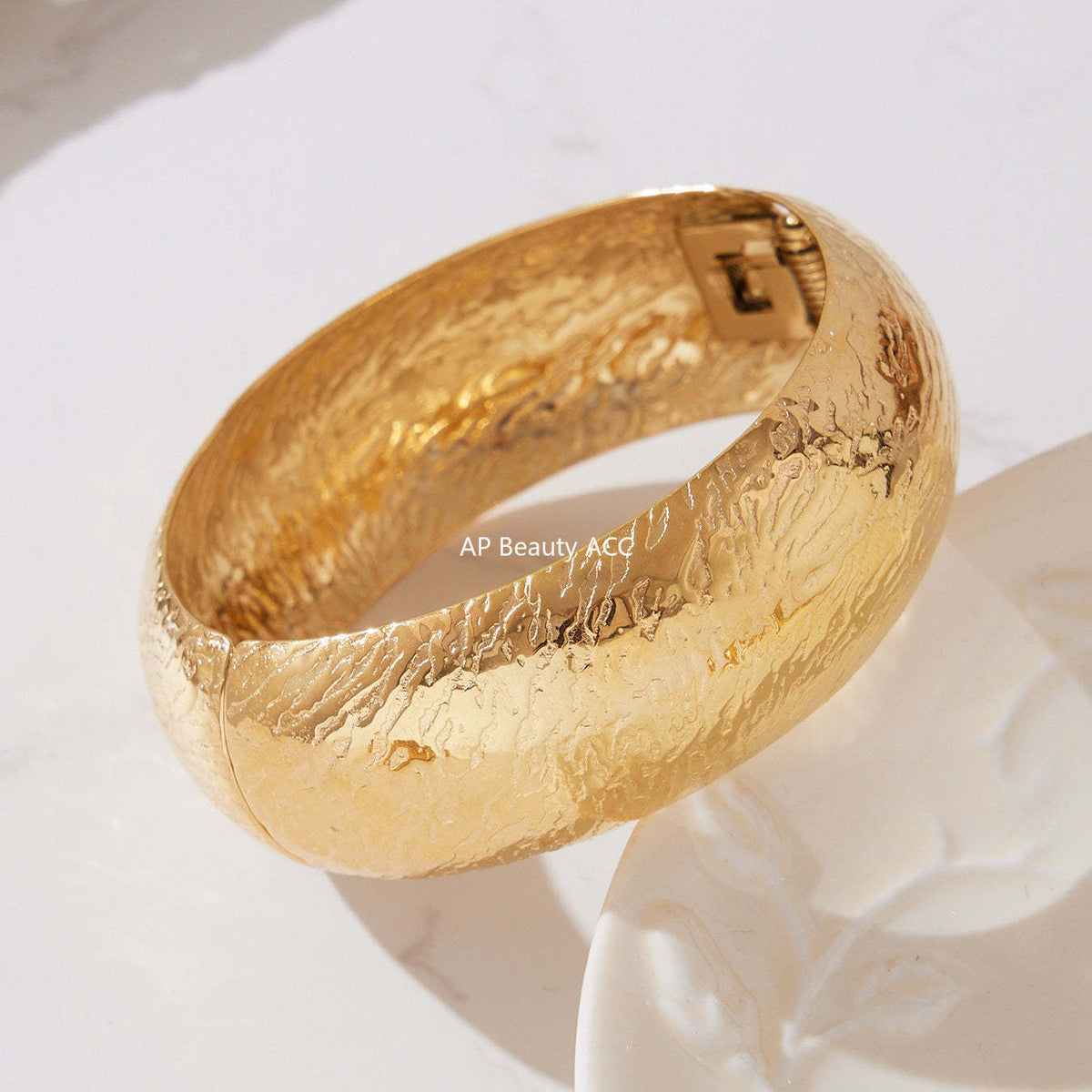 D관 - 스테인리스 18K 도금 패턴 볼드 오픈형 팔찌 [Z499] 25.10-5